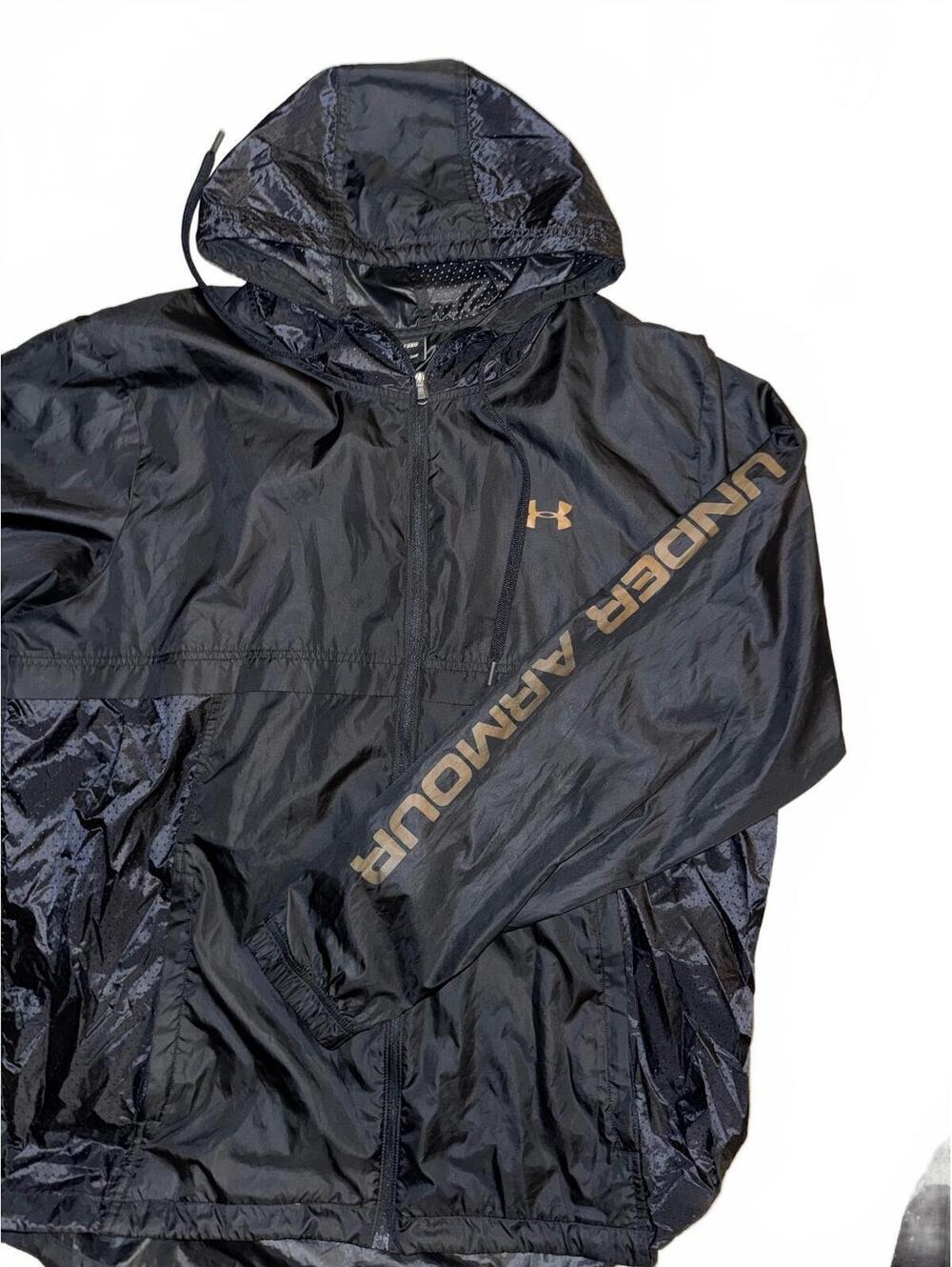 Men’s Under Armour black and gold heat gear lightweight windbreaker Size XXL